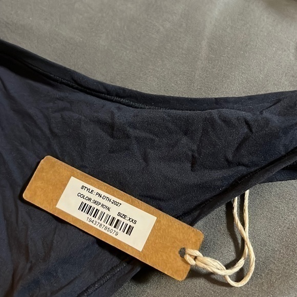 Skims Fits Everybody  Thong - Picture 10 of 16